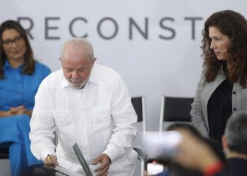 Presidente Lula assina MP concedendo reajuste salarial de 9 % para servidores públicos civis
